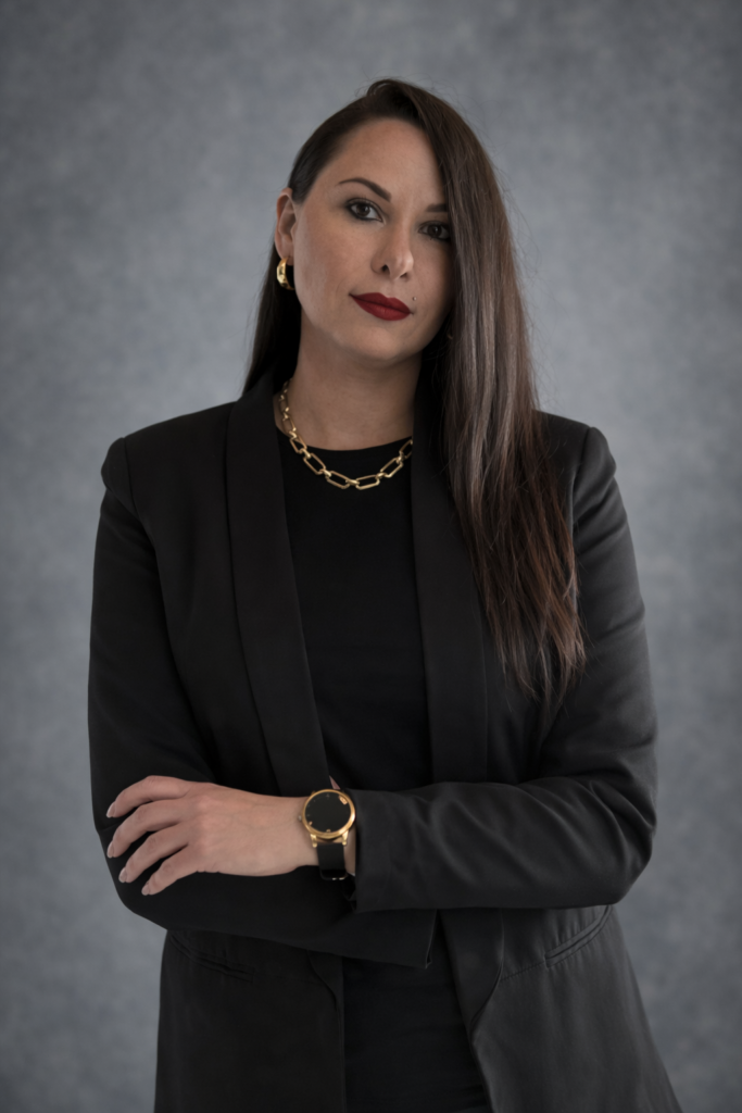 Businessefrau mit schwarzem Blazer